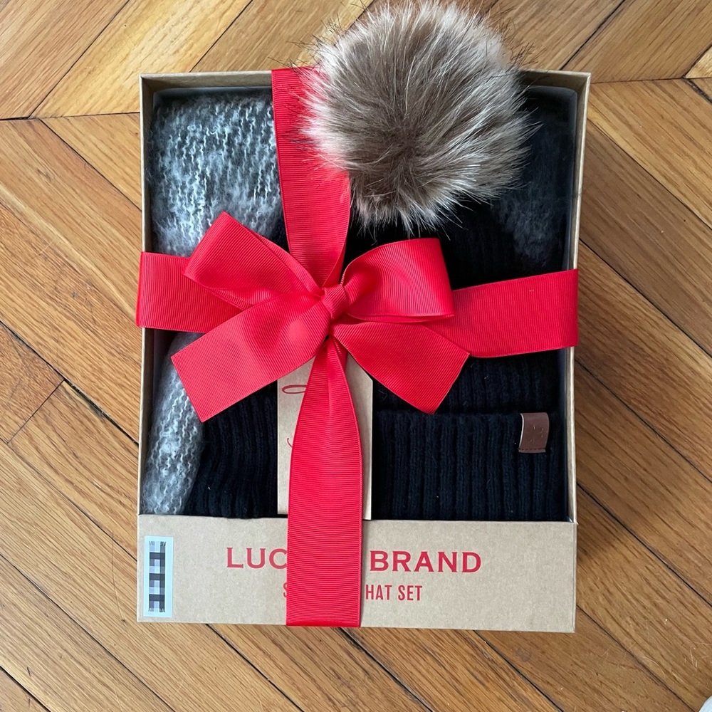 Lucky Brand Pom Pom hat & scarf set